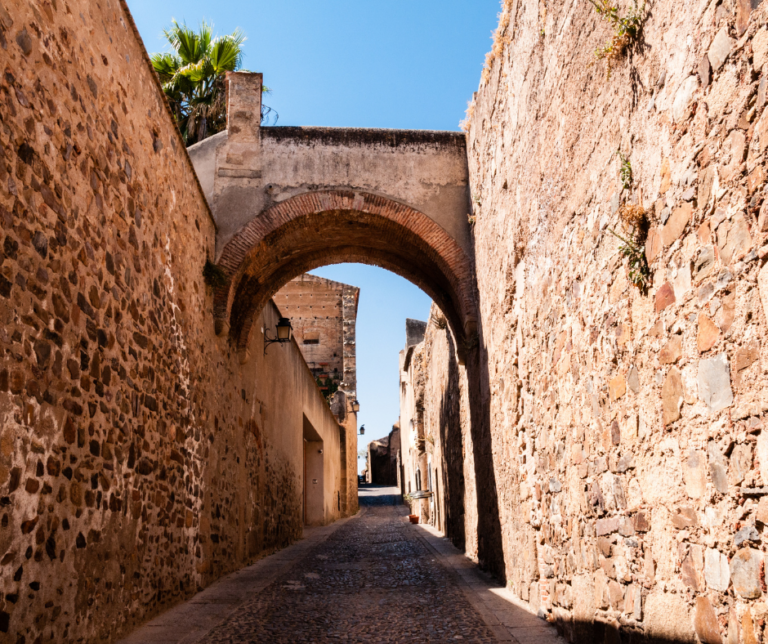 Alojamiento rural en Cáceres. Nuestro Complejo Rural dispone de 5 casas de 2 y 3 habitaciones de estilo rústico, ideales para escapadas románticas con su pareja o estancia con sus amigos o familiares.