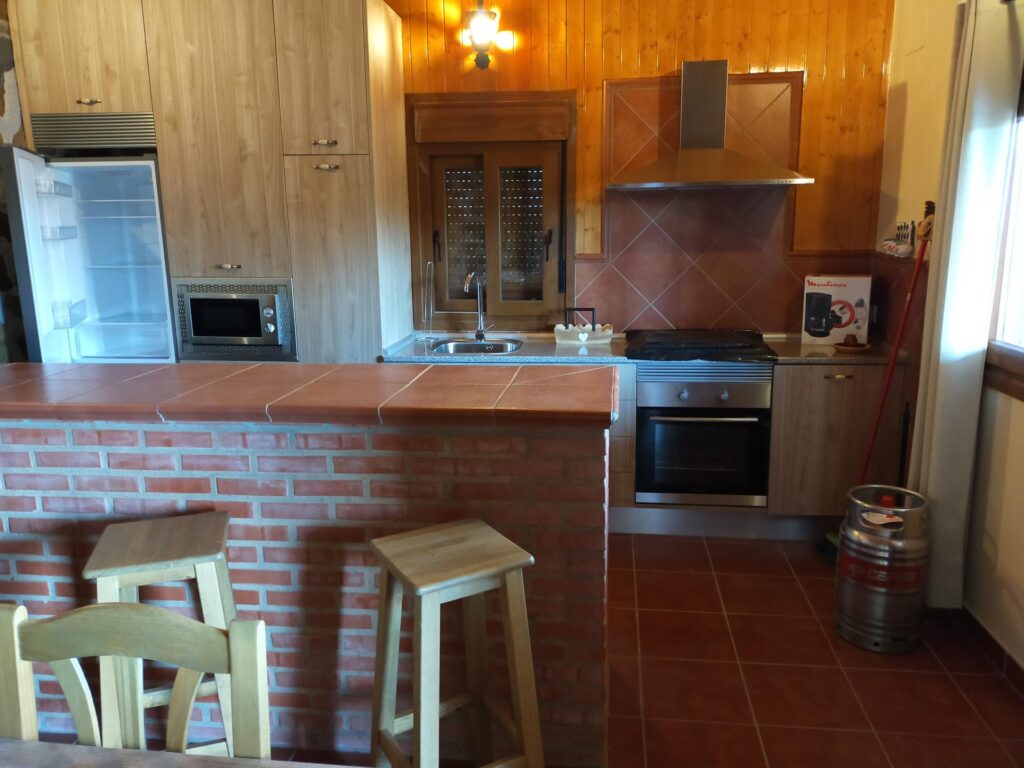 Alojamiento rural en Cáceres. Nuestro Complejo Rural dispone de 5 casas de 2 y 3 habitaciones de estilo rústico, ideales para escapadas románticas con su pareja o estancia con sus amigos o familiares.