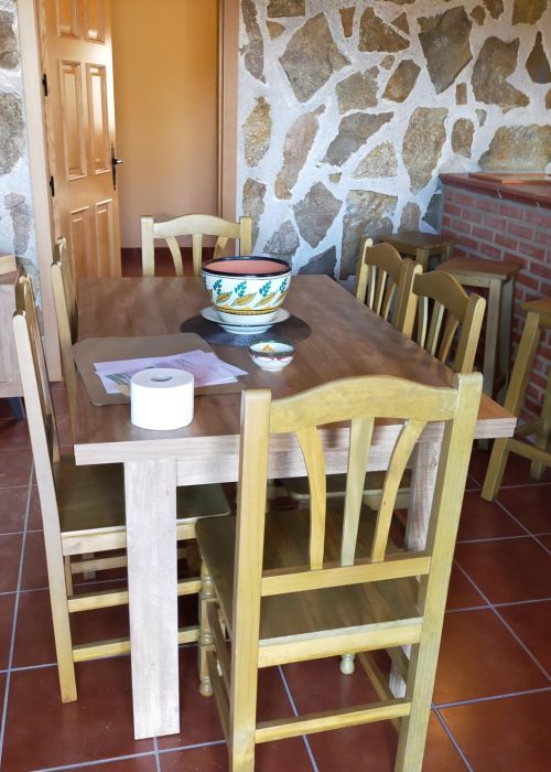 Alojamiento rural en Cáceres. Nuestro Complejo Rural dispone de 5 casas de 2 y 3 habitaciones de estilo rústico, ideales para escapadas románticas con su pareja o estancia con sus amigos o familiares.
